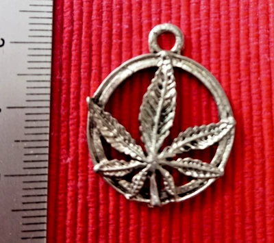Pendaglio argento -Cannabis -mm 22 diametro - Immagine 1 di 2