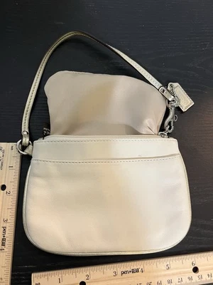 Muñequera de cuero Coach vintage talla 6,5" X 4,5" beige color natural plata Foto 1 de 4