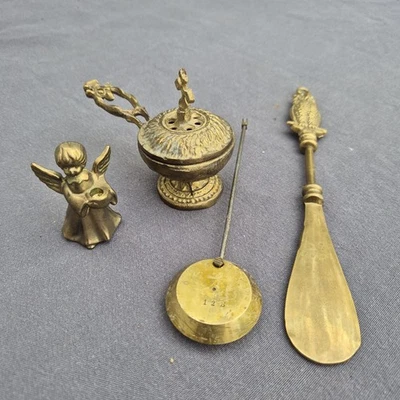 TRÈS JOLI PETIT LOT D'OBJETS EN LAITON/ BRONZE ANCIENS ENCENSOIR CHAUSSE- PIED - Photo 1/4