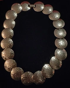 Collana Vintage Napier Martellato Tono Oro Disco Dichiarazione - Foto 1 di 6