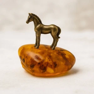 USA Handmade Brass Horse Figurine on Amber Base - KIZIMA - Picture 1 of 4