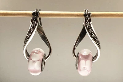 Pendientes de aro retorcidos de plata de ley con pétalos rosas infinitos de circonita cúbica retirados de familia Foto 1 de 4