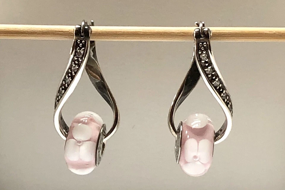 Brincos de argola torcida de prata esterlina pétalas rosa Infinity CZ da CHAMILIA APOSENTADO - Imagem 1 de 4