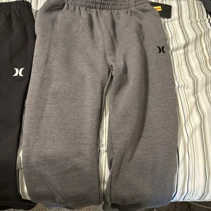Hurley Kinder Jogginghose 2 Paar Größe M Neu  - Bild 1 von 5