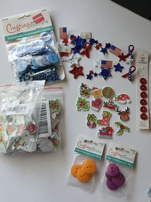 Lote de 100+ Mezcla de adornos de botones y cuentas - CLÁSICA NAVIDAD 4 de julio Foto 1 de 4