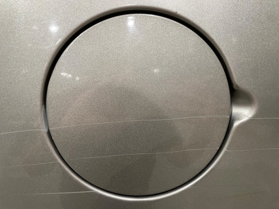 2000 - 2006 GMC Yukon XL 1500 Pewter-11U Fuel Tank Door Foto 1 de 1