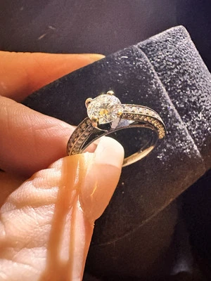 Anillo de oro blanco de 18 quilates con diamantes centrales de 0,72 (CT)s con total de 1,40 (CT)s TWT Foto 1 de 4