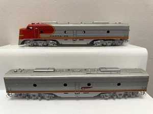 Unidades ficticias y alimentadas por diésel Balboa Latón Escala HO A702 y B722 AT & SF EMD E-8 - Imagen 1 de 9