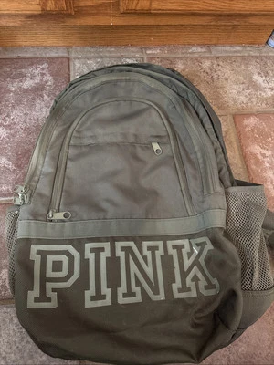 Victoria Secret 粉色 Colligate 背包。 绿色标志见照片一些墨水点 — 第 1/4 张图片