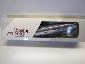 Qatar Airways Cargo 1:200 Scale Boeing 777-200F Snap Together Model Kit - New - Foto 1 di 8