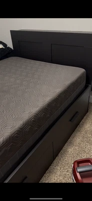 Juego de cama Ikea. Completo. Buen estado. Una mesita de noche, un marco de cama. una cómoda.  Foto 1 de 3