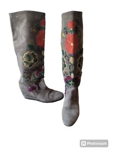 Anthropologie Maliparmi Beige Grey Floral Embroidered Wedge Boots Pull On Size 8 - Picture 1 of 11
