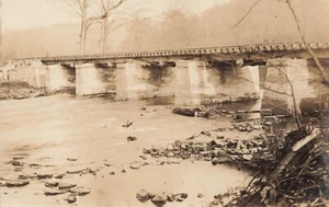 AK RPPC Brücke mehrere Betonpfähle Standort unbekannt AZO - Bild 1 von 2