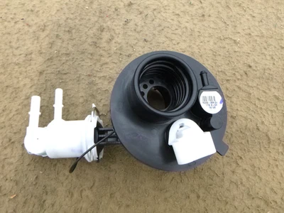 N.O.S. Harley Davidson Touring 6 gal. CONJUNTO DE PLACA SUPERIOR TANQUE LLENADO CENTRAL. 75069-08A Foto 1 de 4