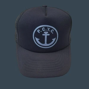 P.C.Y.C. Sombrero de camionero azul marino con logotipo de ancla de Sportco espalda de malla ajustable - Imagen 1 de 9