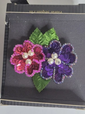 Винтажная фиолетовая розовая брошь на булавке с цветком и искусственным жемчугом с блестками - Изображение 1 из 4