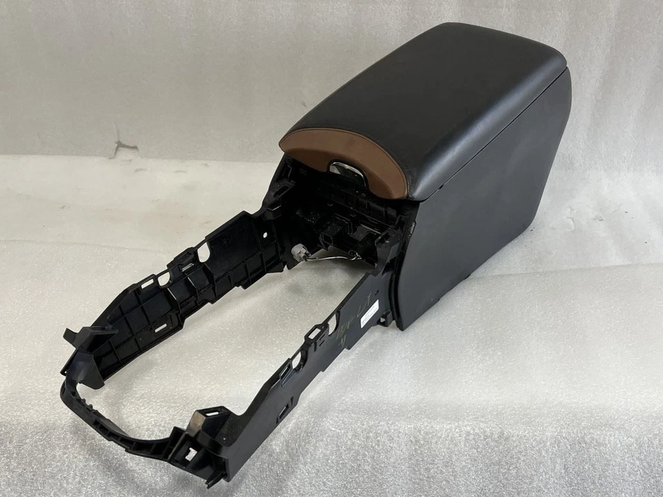 2010 LEXUS LS460 CENTER CONSOLE WITH LID LA22 BLACK AND SADDLE TAN Foto 1 de 4