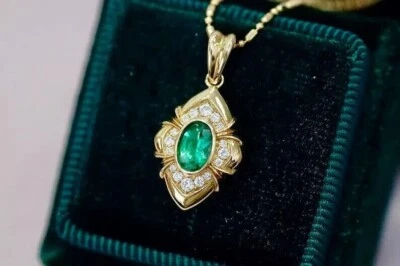 Красивый причудливый кулон овальной огранки с имитацией зеленого изумруда покрытие желтым золотом 14 карат - Изображение 1 из 4