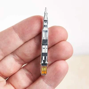 Pin de insignia esmalte de cohete Saturno V Apolo de la NASA - Imagen 1 de 4