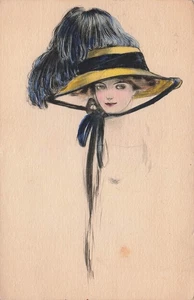 HÜBSCHE FRAU IM RIESENHUT MIT STRAUSSENFAHNE 1910 ALTE POSTKARTE 111425 U - Bild 1 von 2