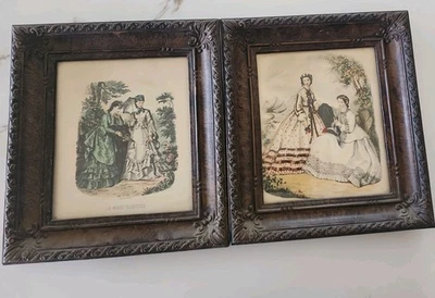Conjunto de 2 litografias antigas coloridas à mão La Mode Illustrée em molduras ornamentadas - Imagem 1 de 4