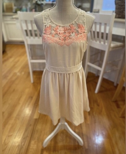 OFF WHITE Abito bianco in pizzo floreale Sugarlips off vestibilità e svasato