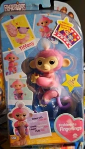 FINGERLINGS TIFFANY JUGUETE NIÑAS ROSA MONO PARLANTE NIÑOS MASCOTAS INTERACT TRAJES - Imagen 1 de 4