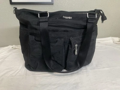 Bolsa tote de viagem Baggallini preta chita bolsa de viagem para pernoite - Imagem 1 de 4