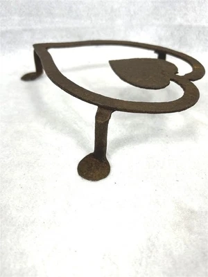 Antigua chimenea del siglo XVIII corazón remache olla soporte trípode hierro forjado original  Foto 1 de 4