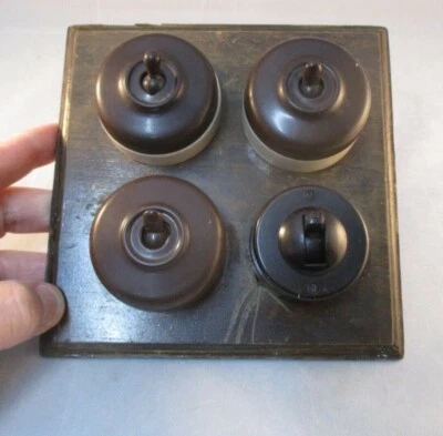 Interruptores de luz vintage de baquelita y cerámica con respaldo de madera dura Foto 1 de 4