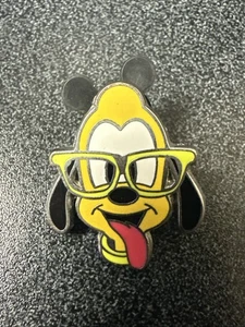 Disney Pin Pluto trägt Brille Nerds Rock Head Booster Sammlung - Bild 1 von 2