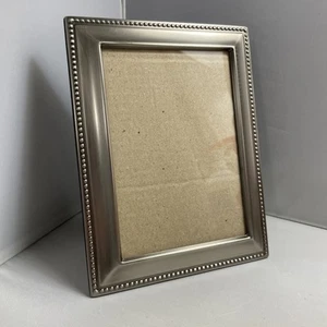 Cornice portafoto con perline tono argento spazzolato Connoisseur per foto 5"x 7" - Foto 1 di 10