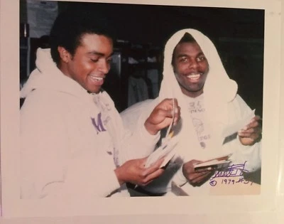 Foto de los Vikingos Ahmad Rashad y Robert Miller 1979 tomada y firmada por Matt Blair Foto 1 de 4