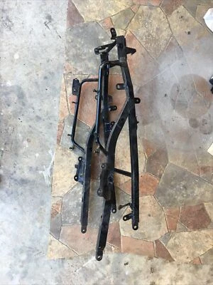 Subchasis trasero Yamaha Fzr1000 1989-1990 - Ligera curva por montaje de clavija de pie derecho Foto 1 de 4