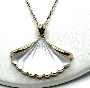Avon White Frosted Lead Crystal Gold Sea Shell Pendant Necklace Vintage 1981 - Picture 1 of 7