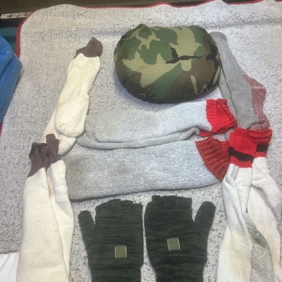 Deer hunting accessories lot 6 pairs hunting sox, gloves and seat cusion - Image 1 of 4