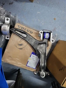GENUINE VOLVO S60 2019 on RIGHT FRONT SUSPENSION ARM 32298154 - Picture 1 of 2