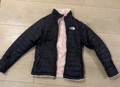 Chaqueta acolchada/difusa reversible The North Face para niñas talla mediana rosa negra Foto 1 de 4