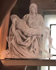 Scultura fermacarte Pietà di Michelangelo vetro trasparente inciso 3D decorazione solida - Foto 1 di 7