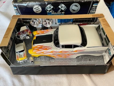 Chevy Muscle Machines 57 con llamas escala 1:18 RARO NUEVO SELLADO Foto 1 de 4