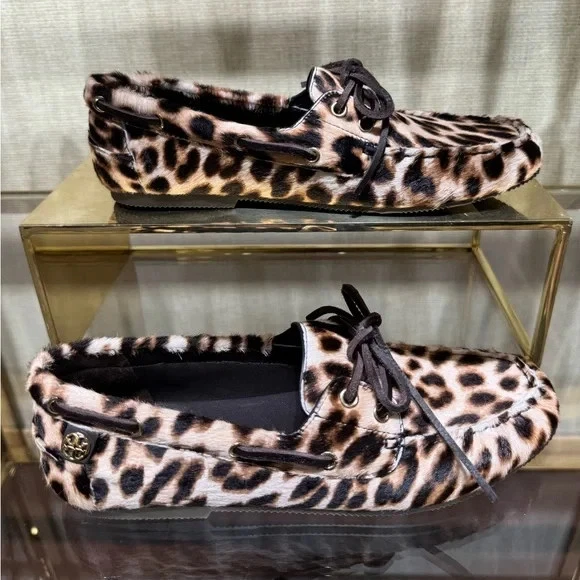 Sapato Tory Burch Chelsea mini barco camurça assinatura couro logotipo - Imagem 1 de 1