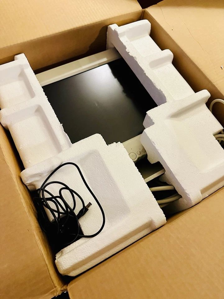 RARE IN BOX!  Samsung Syncmaster 15” LCD Monitor 570v tft 1024x768 - Image 1 of 4