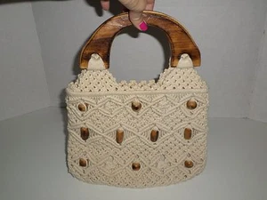 VINTAGE MACRAME CREAM WEAVE HANDBAG WITH WOODEN HANDLES VERY NICE - Picture 1 of 4