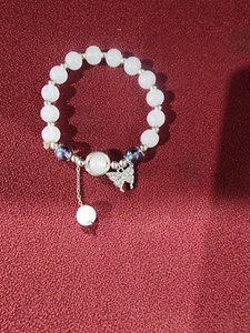 Bracelet Beautiful Elasticated White Quartz And Glass Butterfly Charm - Picture 1 of 4
