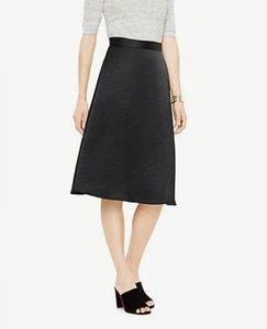 Falda satinada Ann Taylor con llamaradas, negra, noche, 100% poliéster, talla 12, nueva con etiquetas - Imagen 1 de 4
