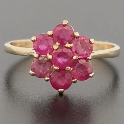 Anillo con racimo de rubíes de oro amarillo de 9 quilates talla N 1/2 con sello Foto 1 de 4