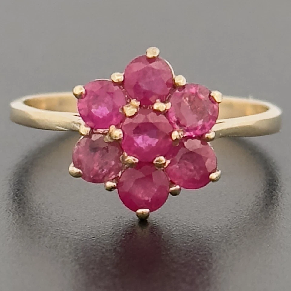 Anillo con racimo de rubíes de oro amarillo de 9 quilates talla N 1/2 con sello Foto 1 de 1