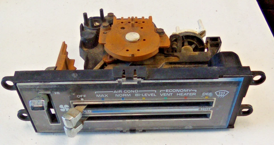 Unidad de control de clima de aire acondicionado Chevrolet Monte Carlo Cutlass 78-88 LOC-132ADG Foto 1 de 4