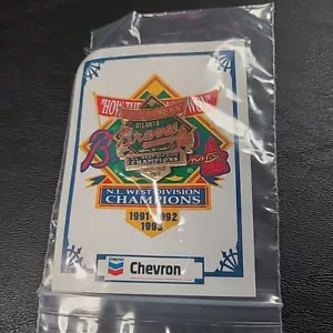 Prendedor Atlanta Braves Chevron NL Campeones de la División Oeste 1991 1992 1993 NUEVO NOS - Imagen 1 de 4