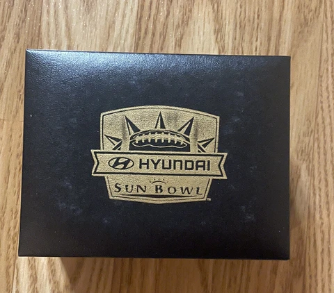 NOTRE DAME FOOTBALL 2010 TEAM ISSUED SUN BOWl ￼WATCH WOMEN’S NEW BOX Cover